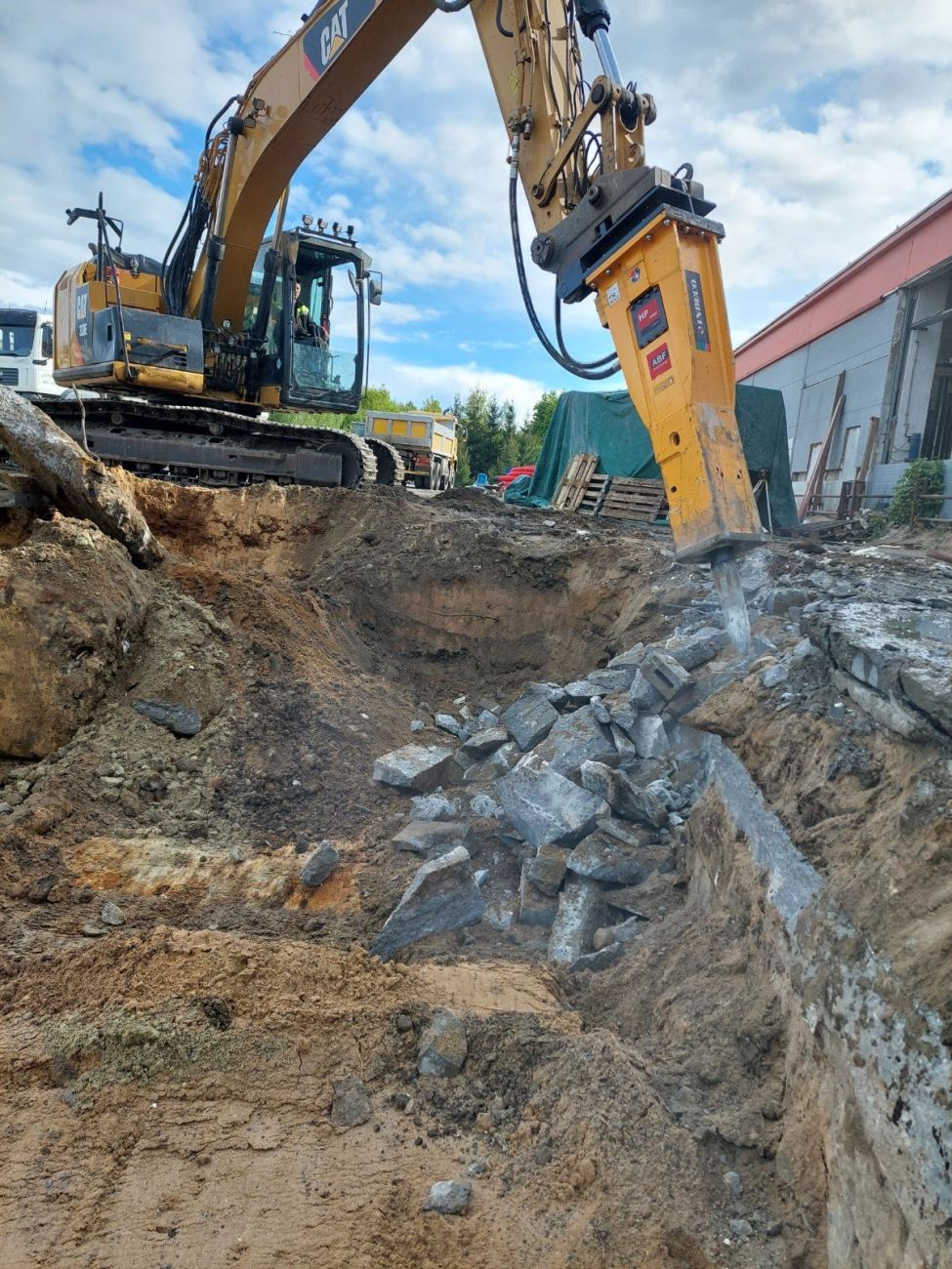 Rozbijanie bloku żelbetowego